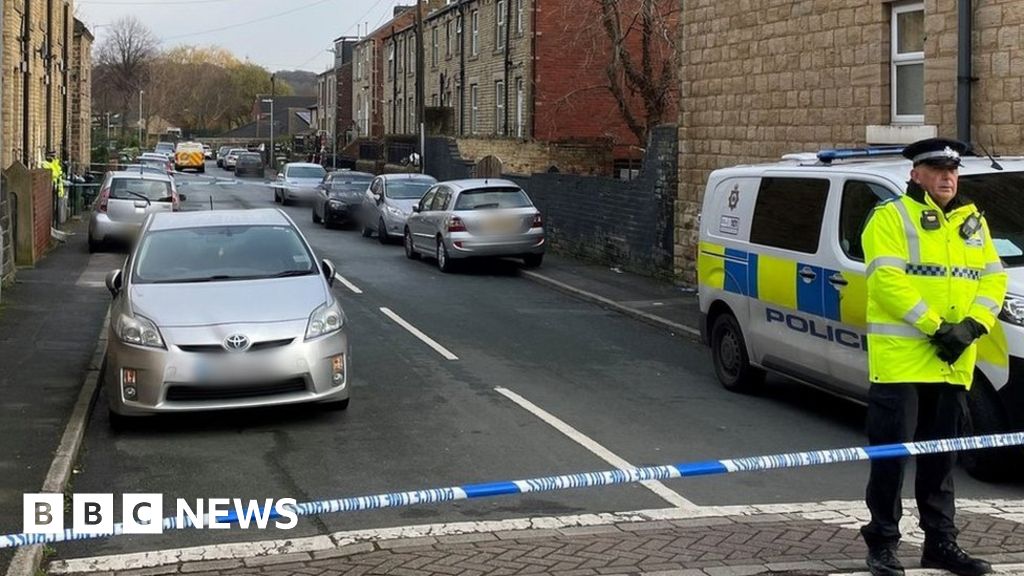 Dewsbury murder arrest after seriously injured woman dies - BBC News