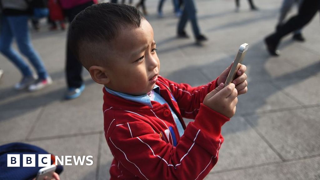 Акциите на технологичните технологии падат, тъй като Китай обмисля ограничения за детските смартфони