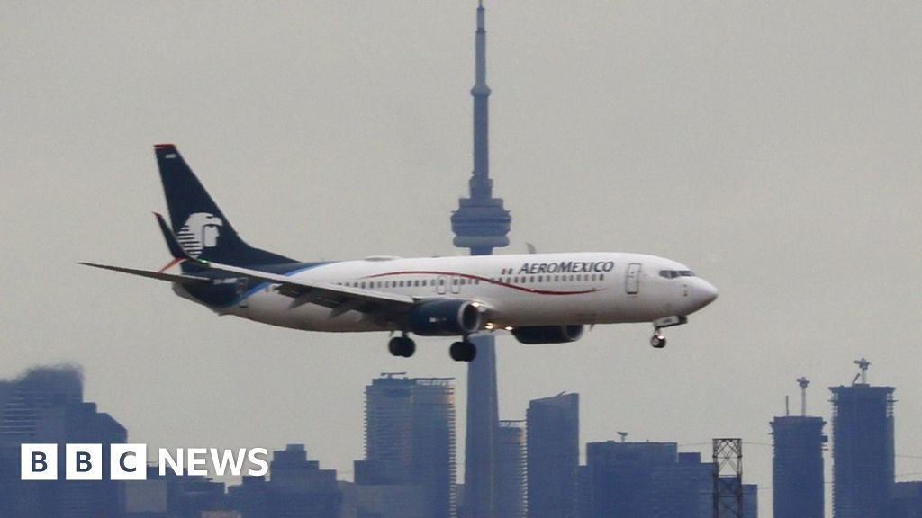 Пътник на Aeromexico отваря вратата на самолета и минава по крилото