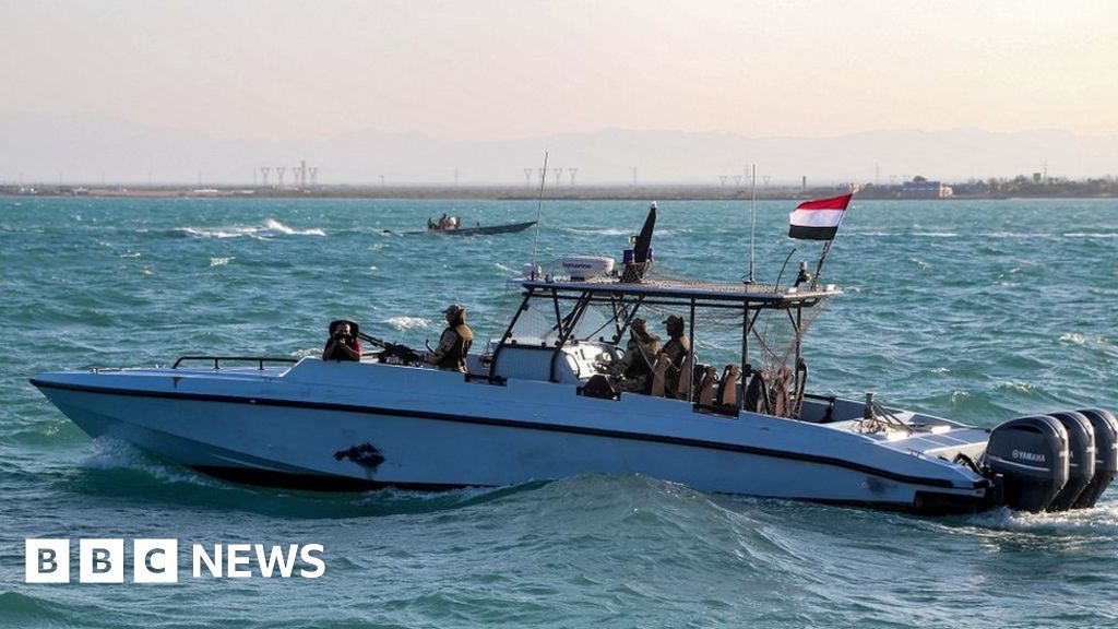 Товарни кораби в Червено море, ударени от дрон и ракети, изстреляни от Йемен