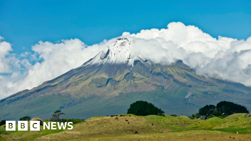 タラナキ山：登山者が600メートルの落下で軽傷を負って生還