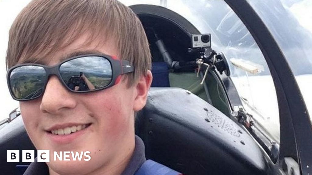 Ruari Tait, 14, Scotland's youngest solo glider pilot BBC News
