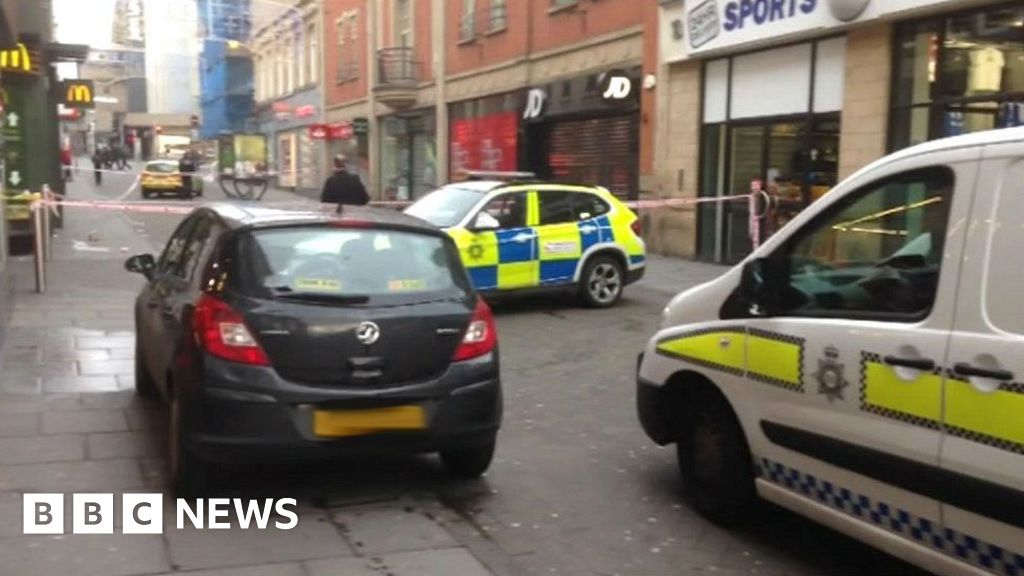 Stabbing closes busy Nottingham street - BBC News