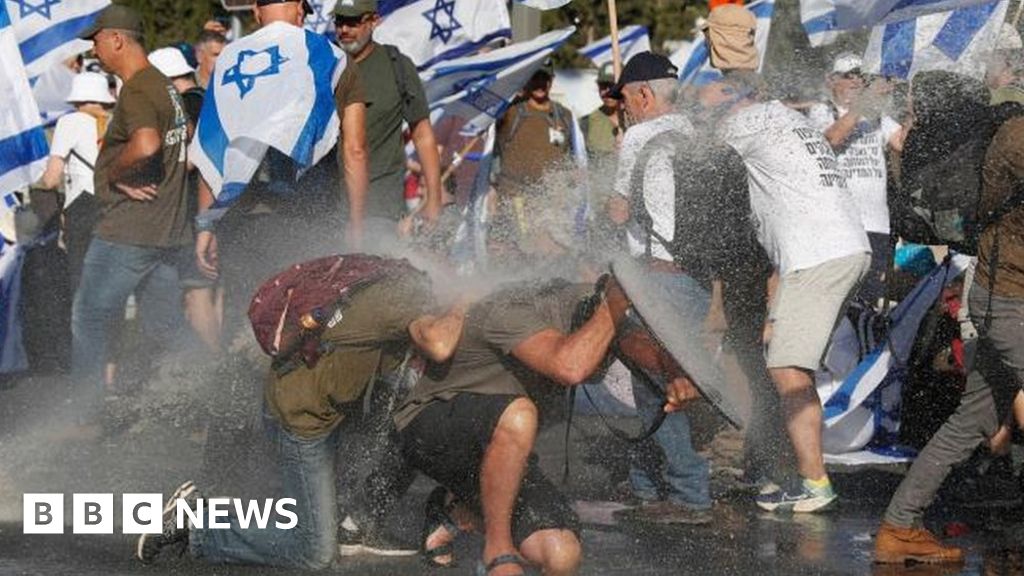 Israel judicial reform: Water cannon used outside parliament ahead of key vote