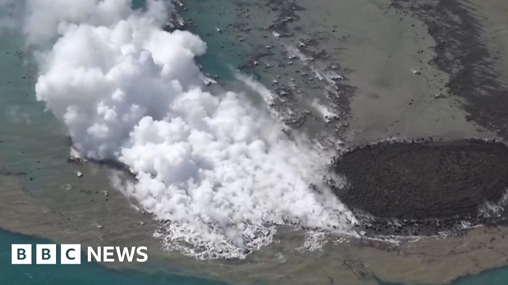 Japan volcano: Plumes of smoke as new island emerges after eruption