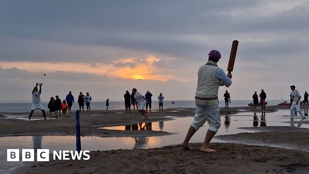Yacht clubs hold annual cricket match on Solent sandbar BBC News