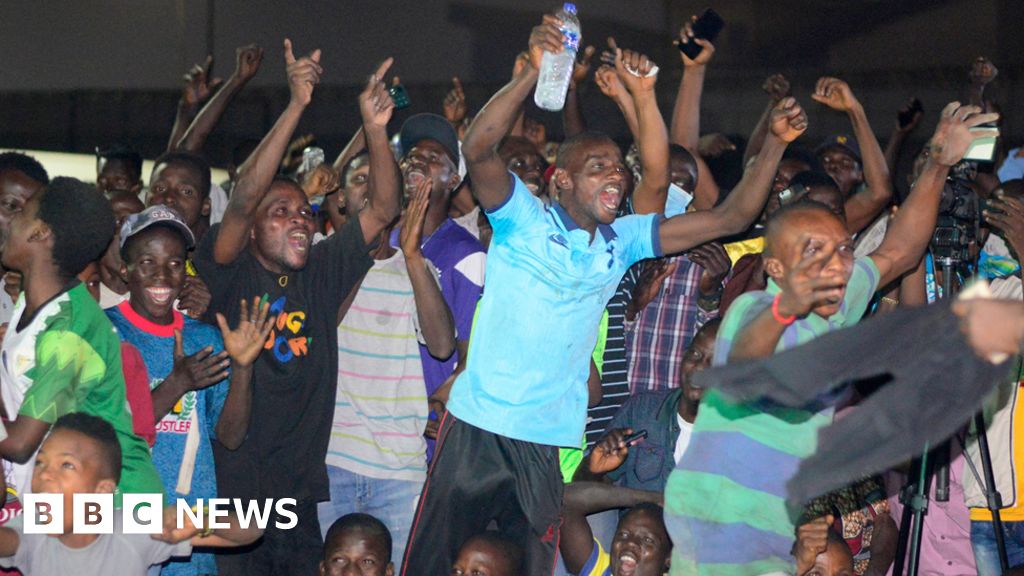 A видео на нигерийци празнуващи победата на техния футболен отбор