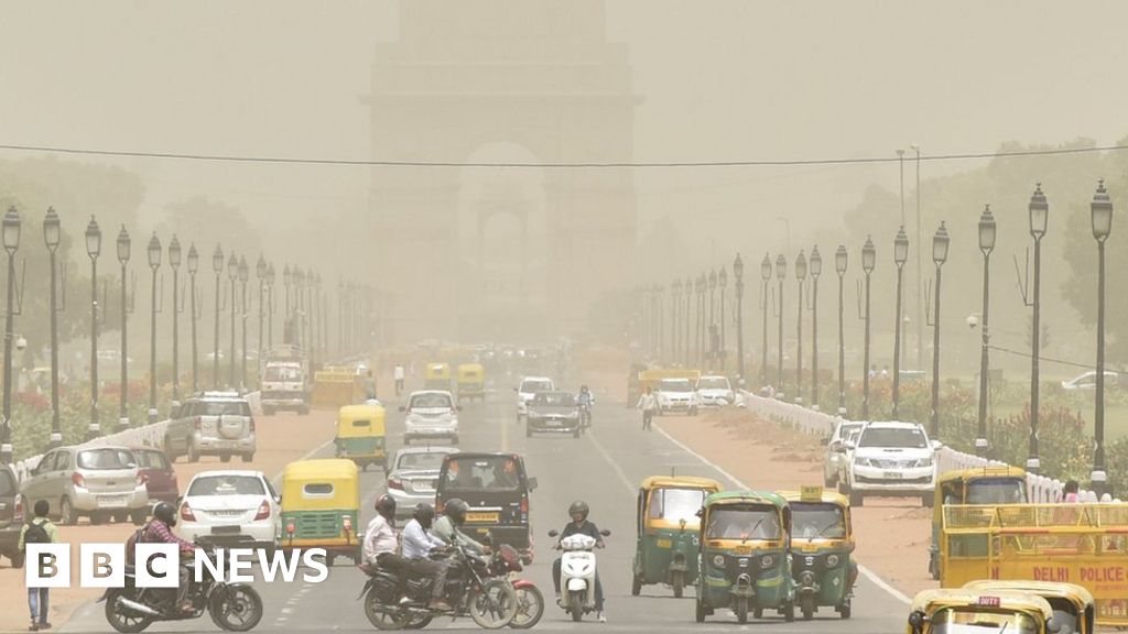 India Delhi residents choke as dust blankets capital - BBC News