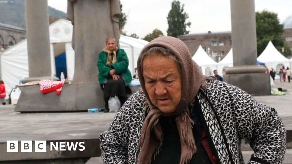 Нагорни Карабах: Армения твърди, че 100 000 бежанци са избягали от региона
