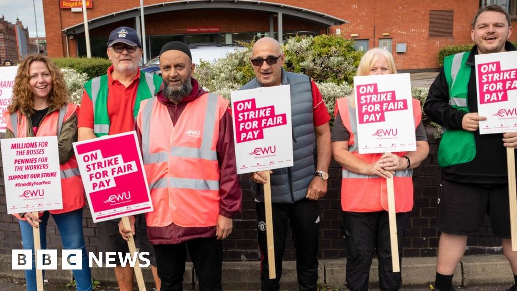 Royal Mail staff strike for second day over pay