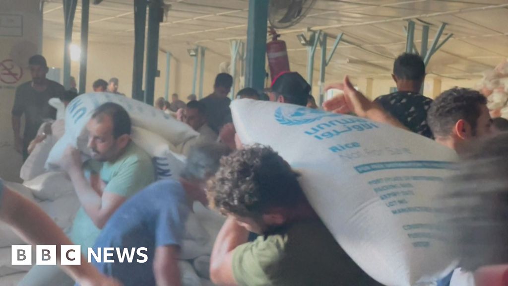 Хиляди хора в Газа нахлуха в депа за хуманитарна помощ