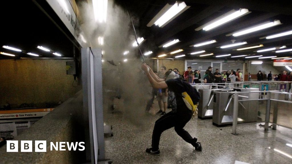 Chile protests: Unrest in Santiago over metro fare increase