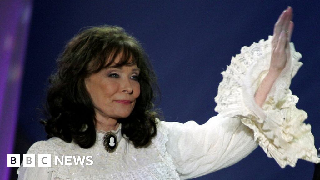 Dolly Parton leads tributes to Loretta Lynn