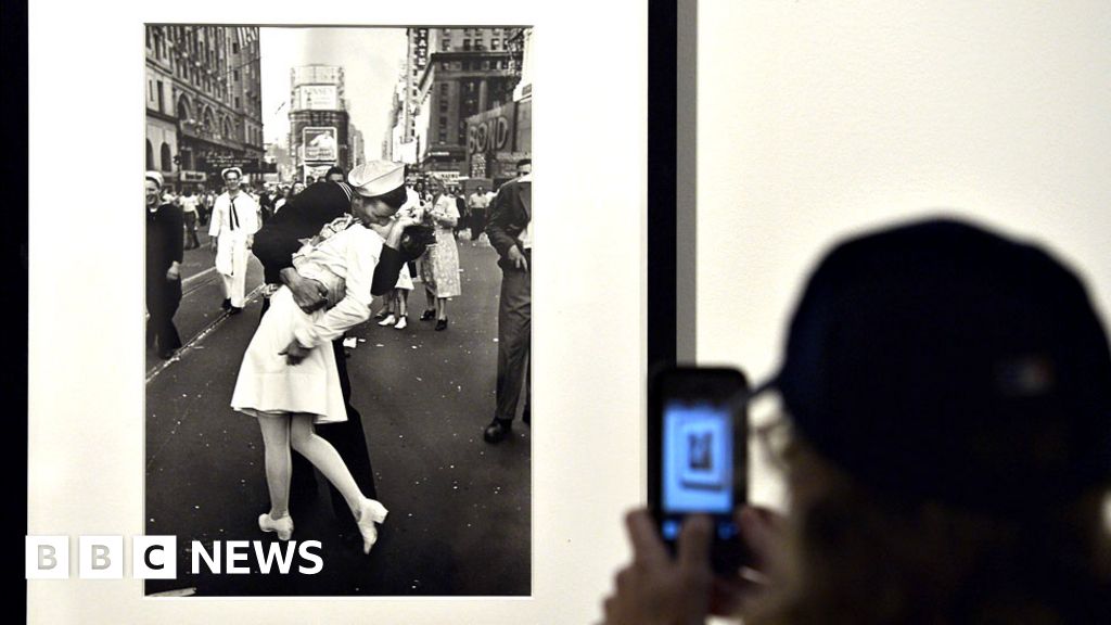 George Mendonsa, US WW2 'kissing sailor', dies aged 95