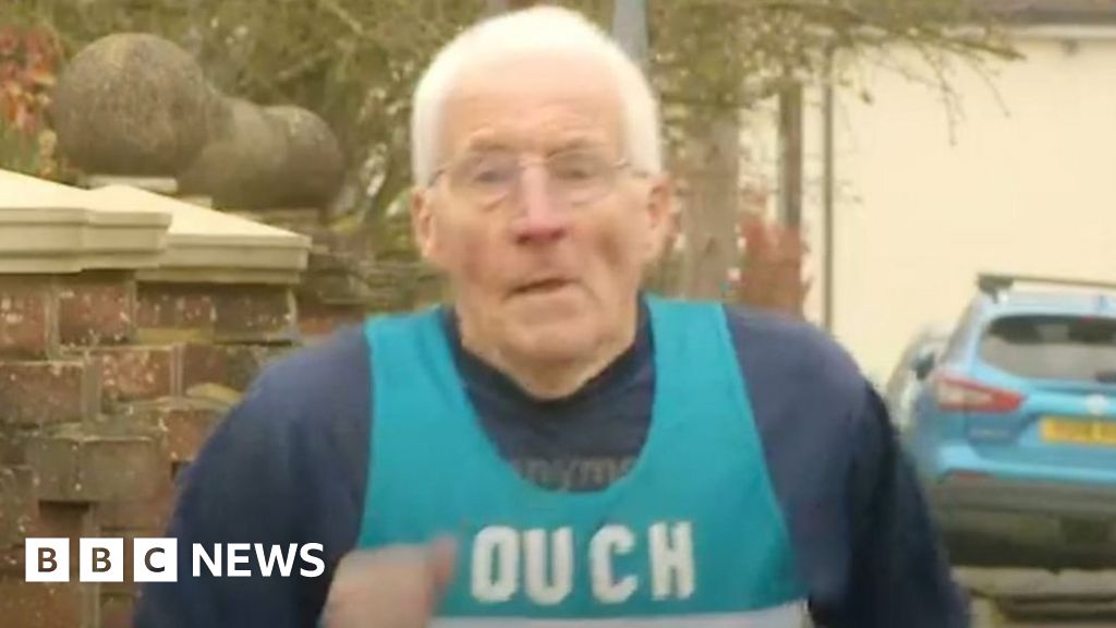 Meet this year's oldest London Marathon runner - BBC News