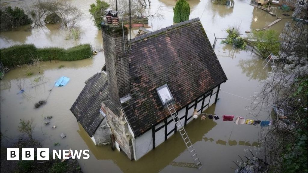 England floods: Ten days 'of difficult conditions' expected