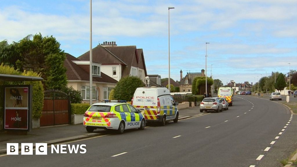 Hunt for gunman after shooting in Paisley street