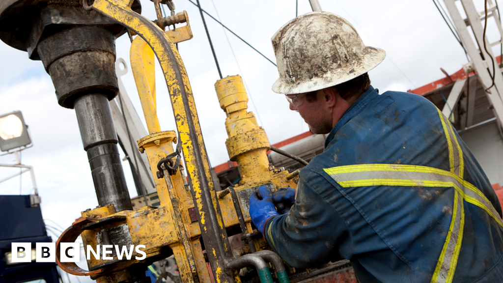 Цены на нефть растут после внезапного решения сократить добычу