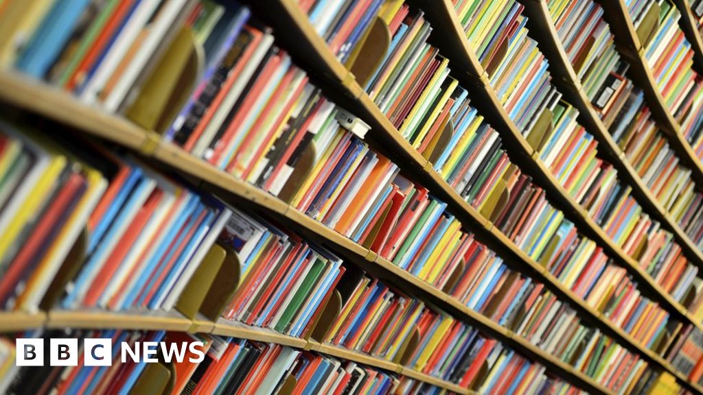 Pilot schemes to give all children automatic library membership - BBC News