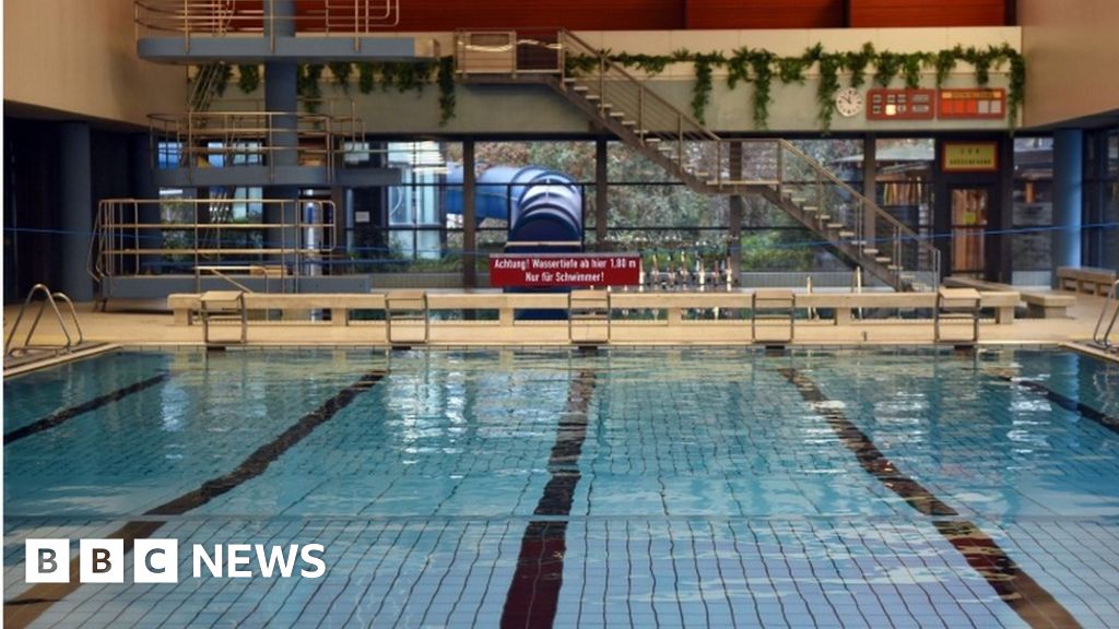 Cologne attacks: Migrant men banned from German swimming pool - BBC News