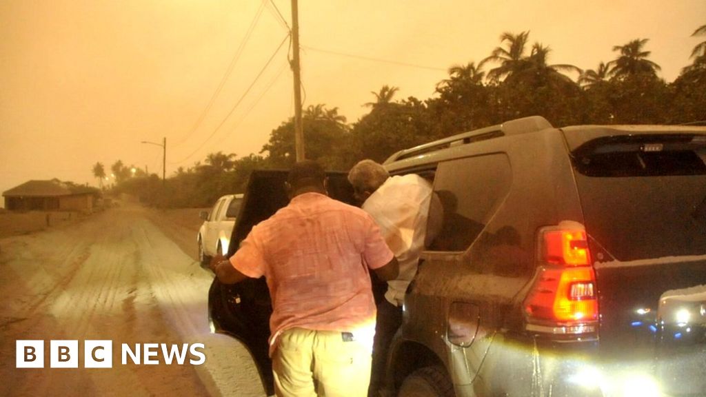 St Vincent volcano: Eruptions likely in coming days, experts warn - BBC News