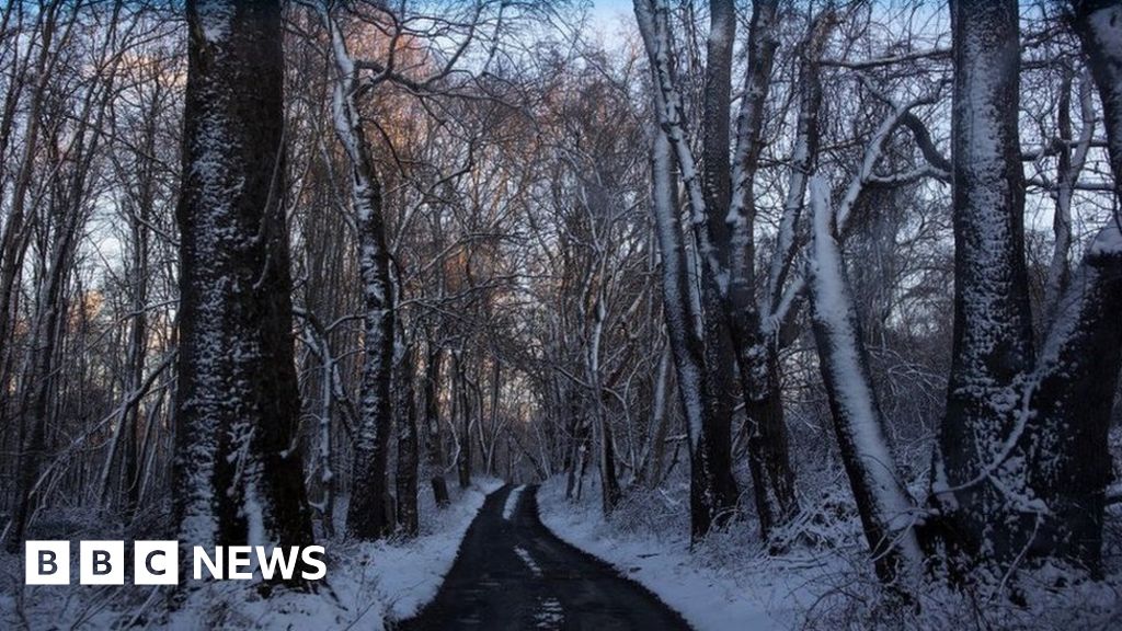 US spring snow storm leaves 300,000 in the dark