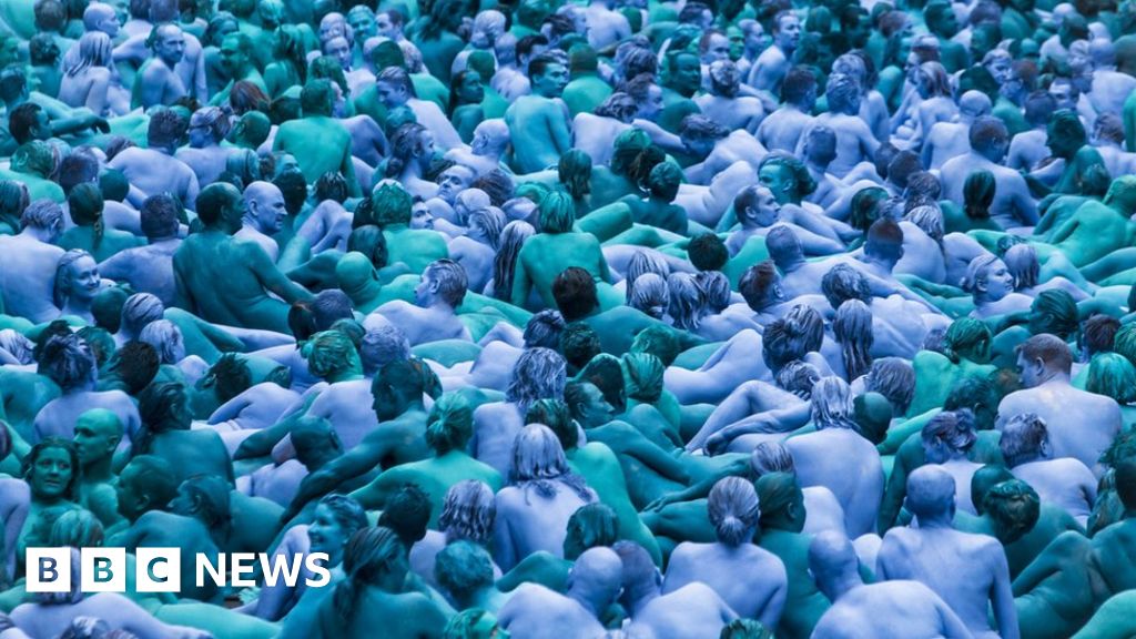 Thousands strip for Sea of Hull mass nude photograph - BBC News