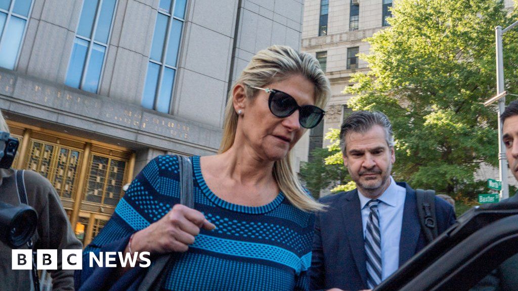 US senator reveals wife's cancer amid bribery trial