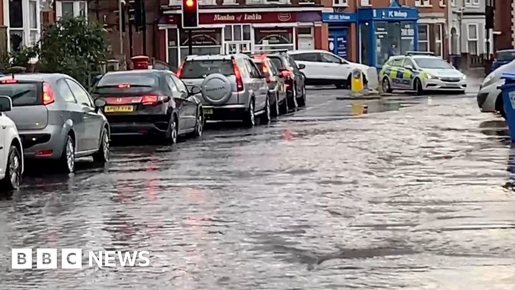 Roads flooded as heavy downpour hits Ipswich - BBC News