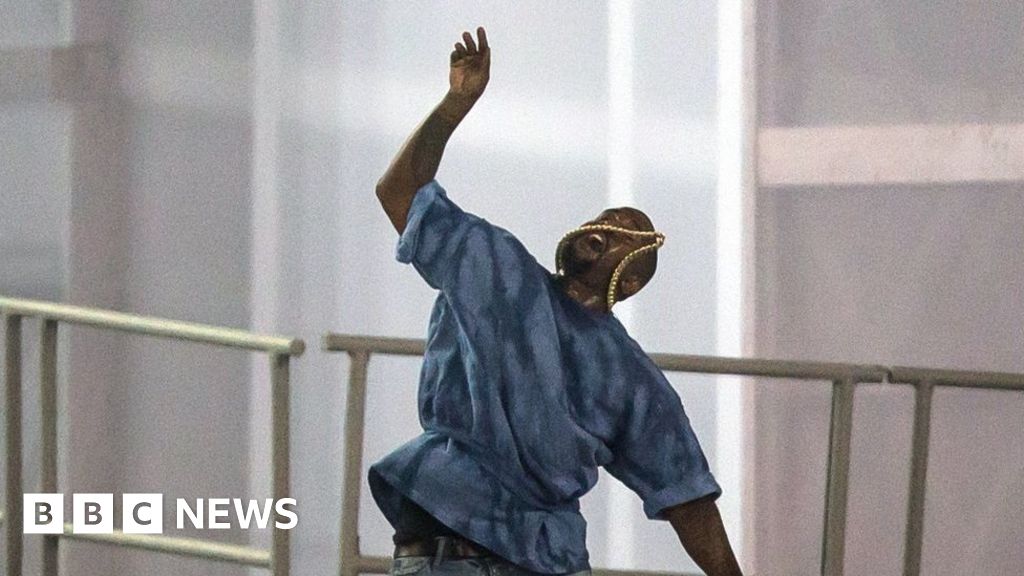 Kanye West's Canada set ends after 13 minutes - BBC News