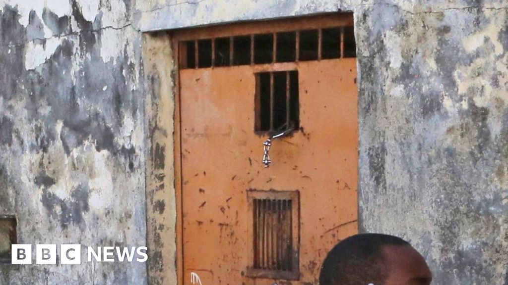 Бягство от затвора на Коморските острови: Десетки затворници излизат от затвора