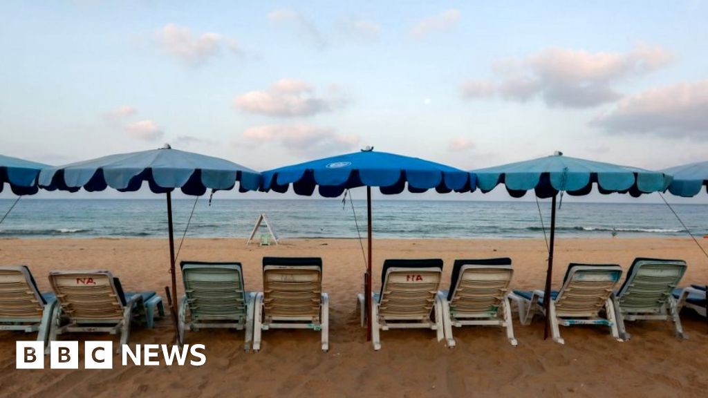 Tourist faces jail in Thailand over hotel review - BBC News