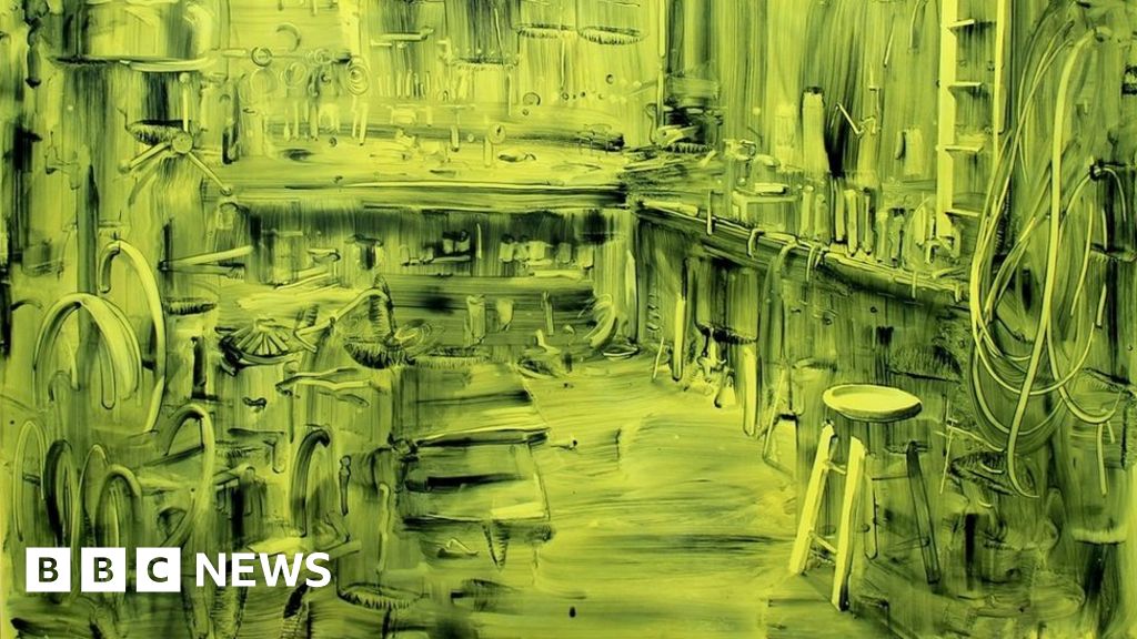 Artist wins top painting prize at 10th attempt