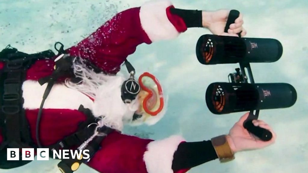 Scuba diving Santa makes waves in Florida