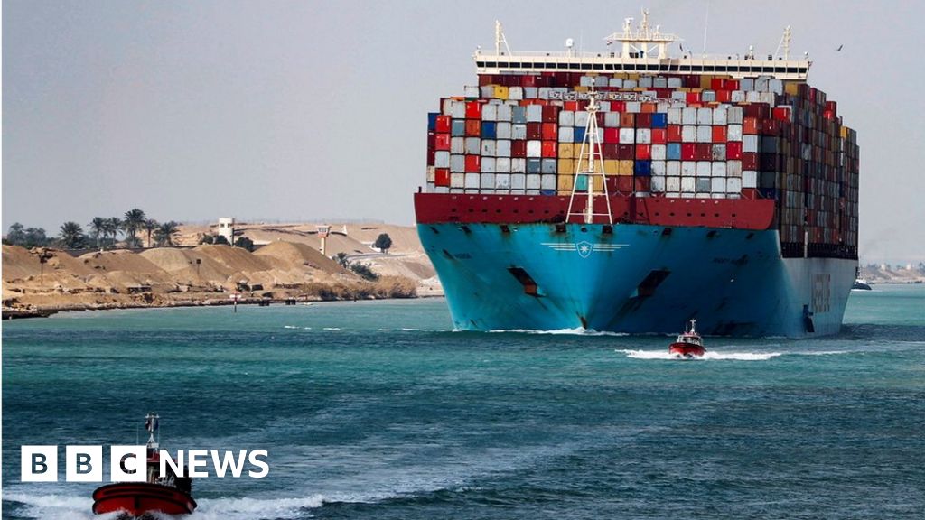 Containerschiff vor Anker im Suezkanal