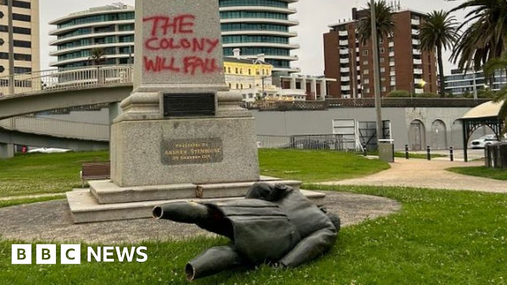 Статуята на капитан Кук беше разрушена в Мелбърн в навечерието на Деня на Австралия