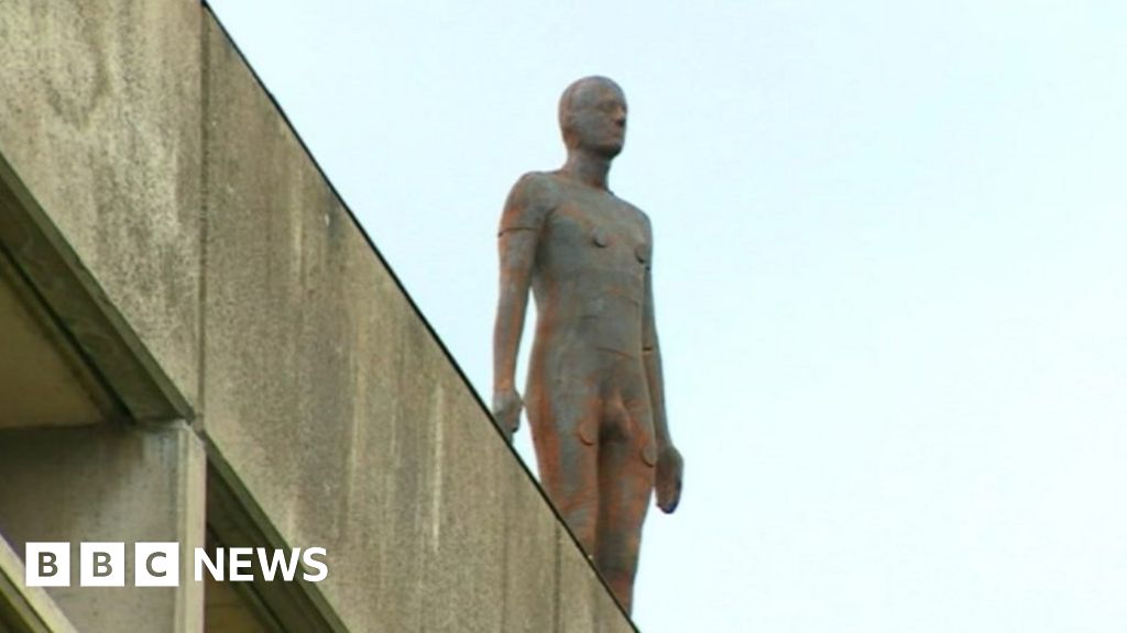 Gormley's sculpture unnerves students