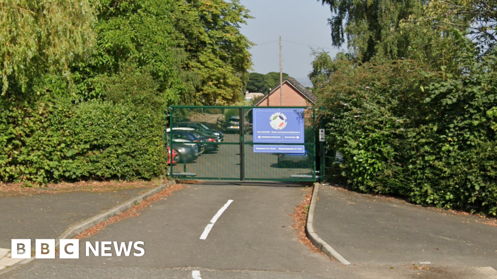 Hunloke Park Primary School plans to add extra classrooms - BBC News