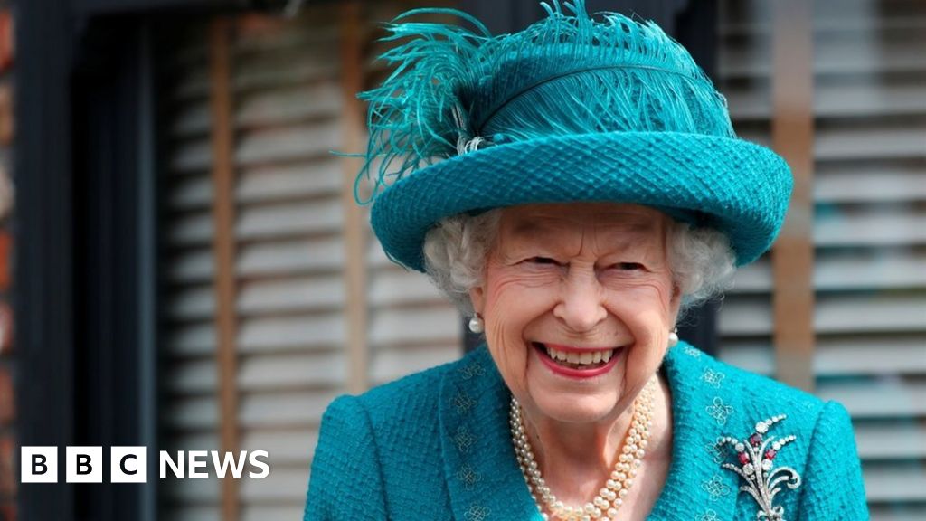 Queen Elizabeth II navigated famous cobbles with a smile