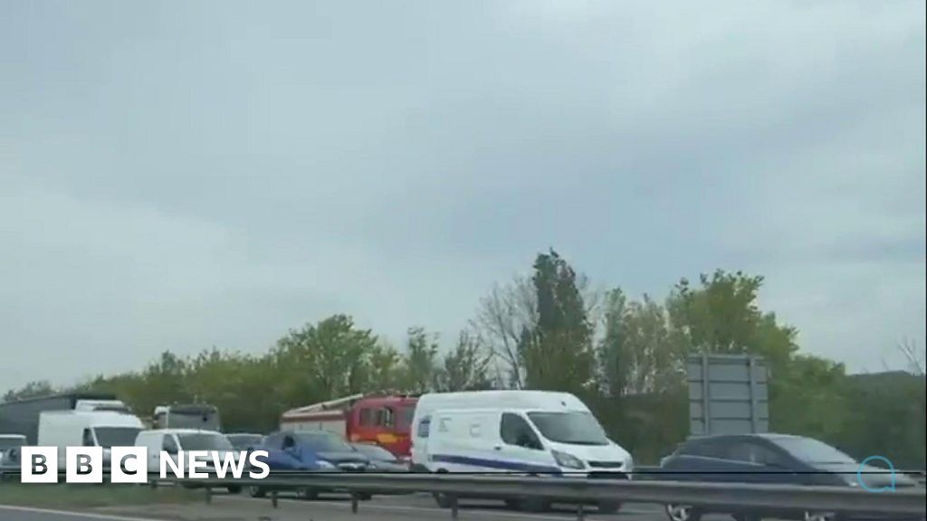 M1: Motorway Closed Due To Suspicious Package On Bridge - BBC News