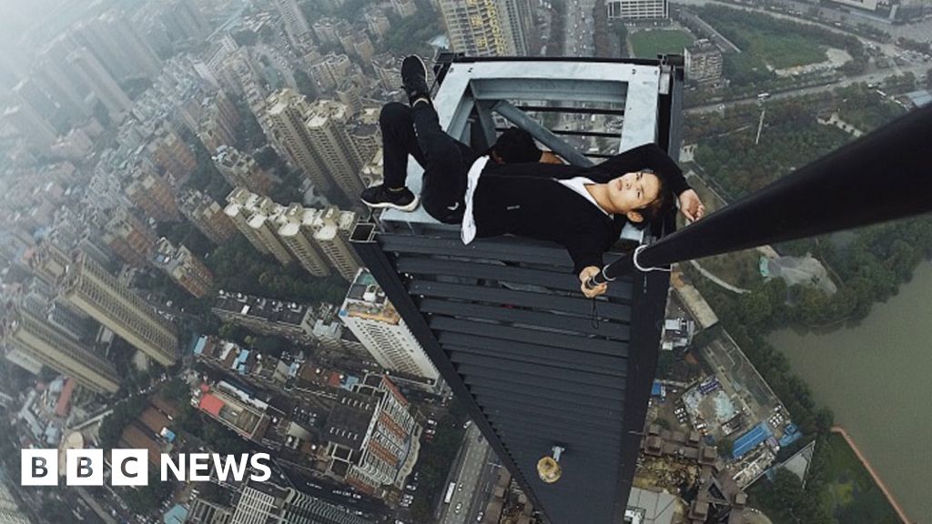 Chinese rooftop climber dies in 62-storey fall