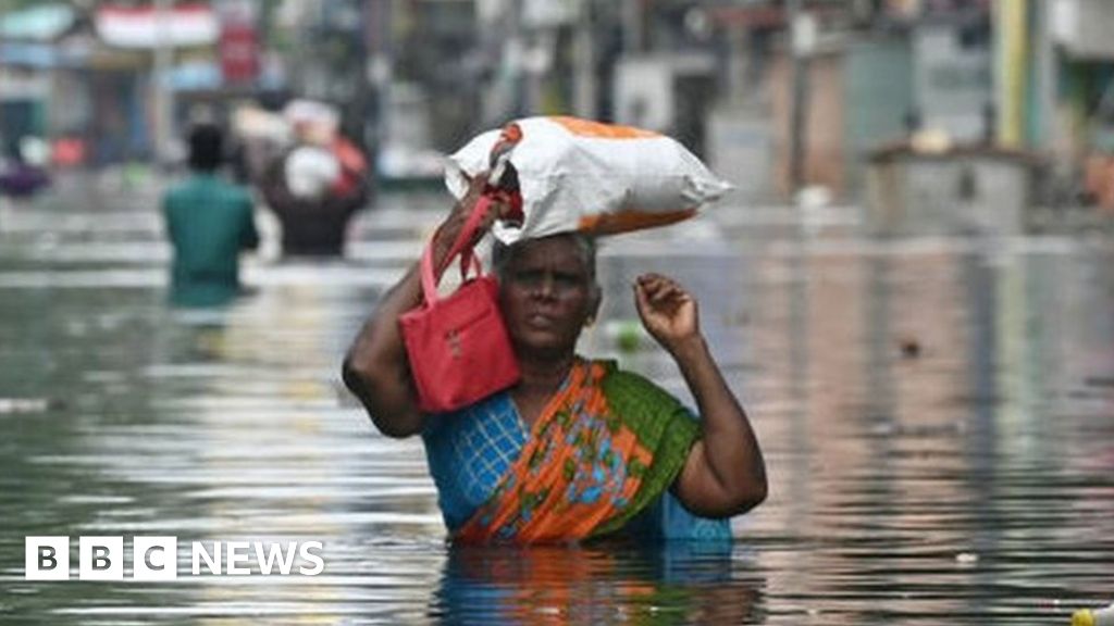 Ченай: Проливните дъждове от циклона Мичаунг оставят следи от разрушения в града
