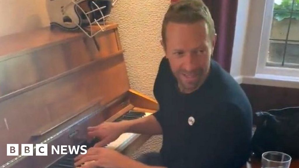 Coldplay's Chris Martin performs couple's wedding song in pub - BBC News