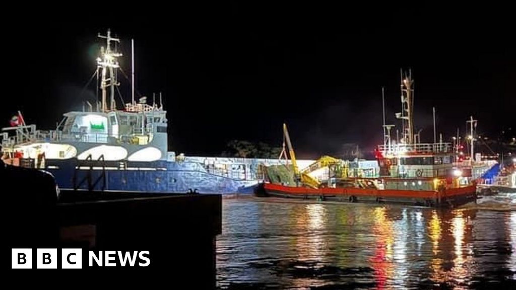 Cargo ship adrift in the River Teign causes boat to sink