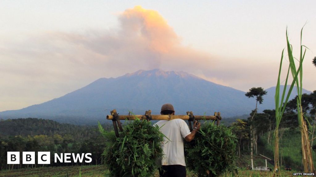 Mount Raung Volcanic Ash Cloud Halts Bali Bound Flights Bbc News