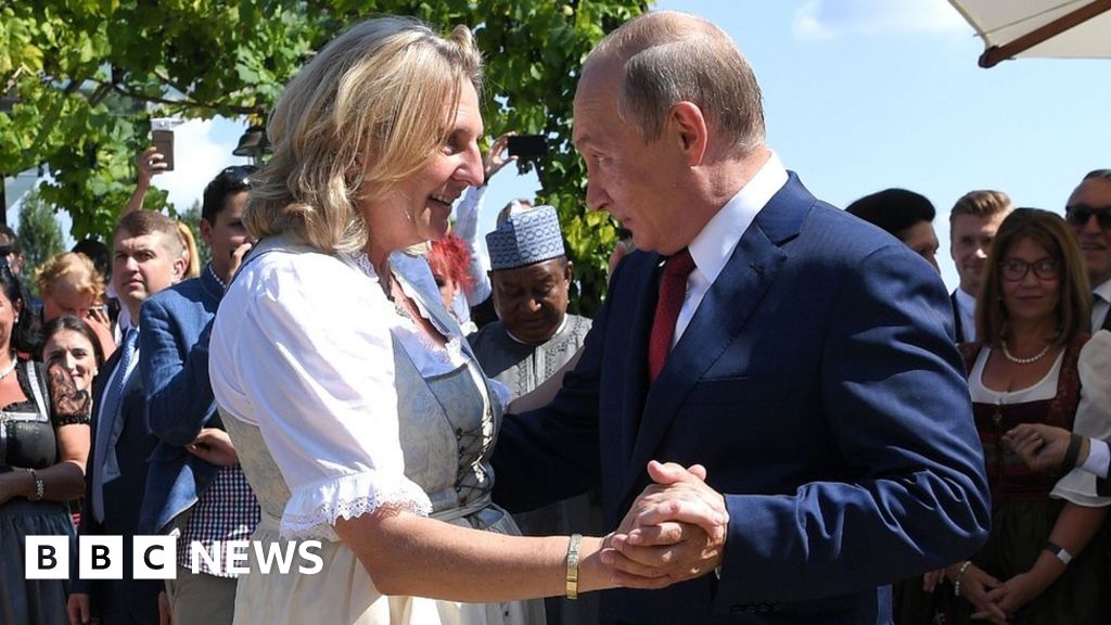 Австрийският бивш министър Карин Кнайсъл се премества в Русия с понитата си