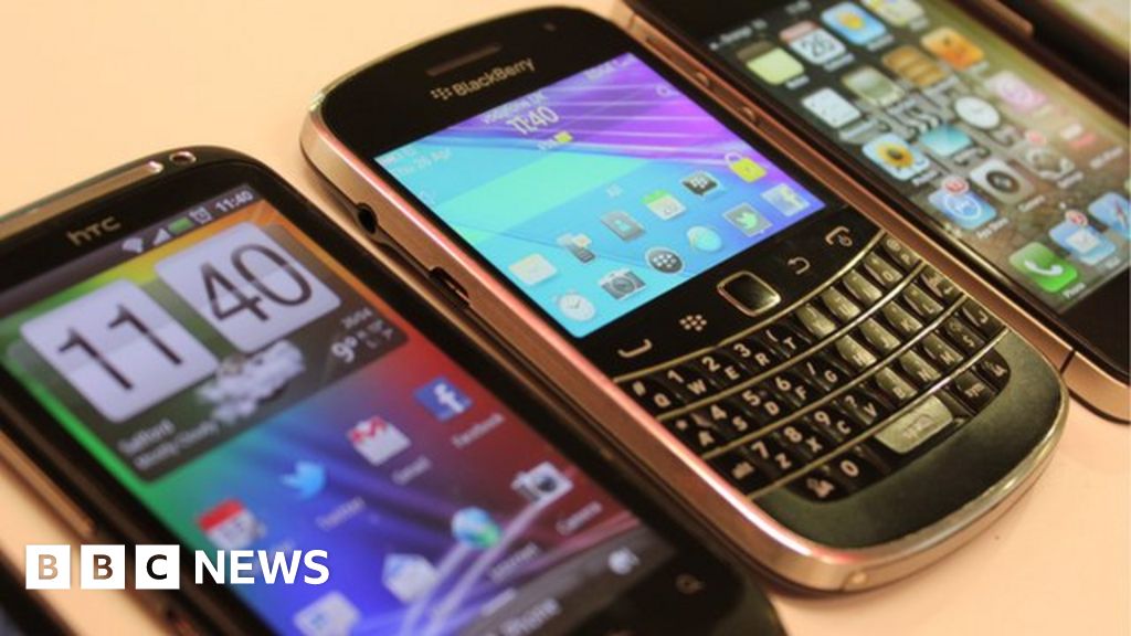 Smartphones 'most popular' way to get online - BBC News
