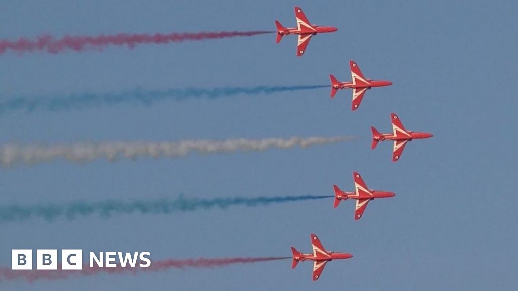 Thousands watch Red Arrows display during Isle of Man TT festival - BBC ...