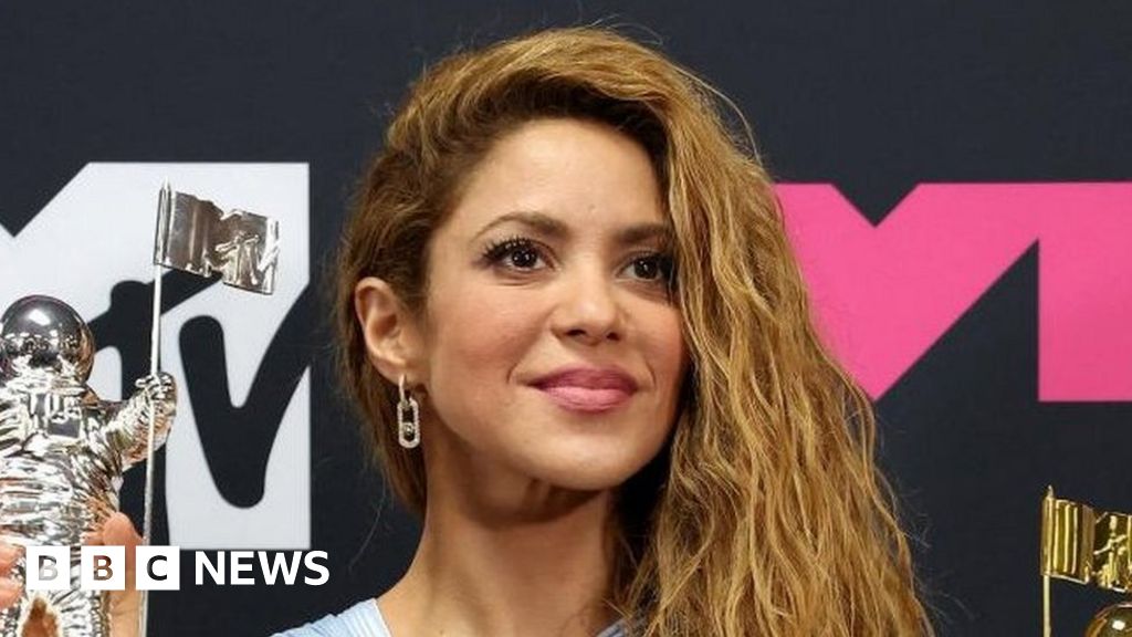 Колумбийската поп звезда Шакира е обвинена в укриване на данъци