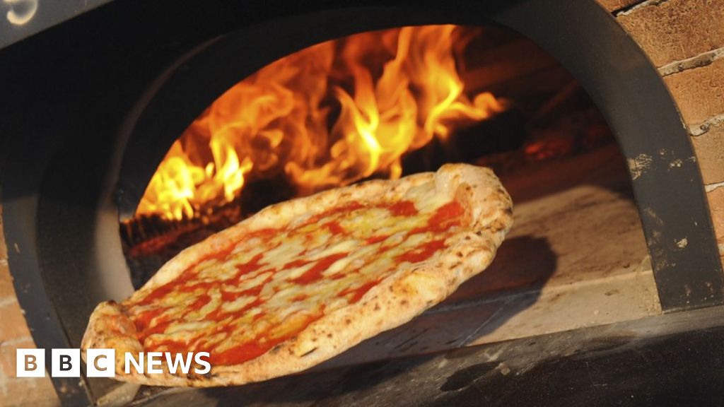 Italy pizzeria hands out free pizzas to traffic jam BBC News